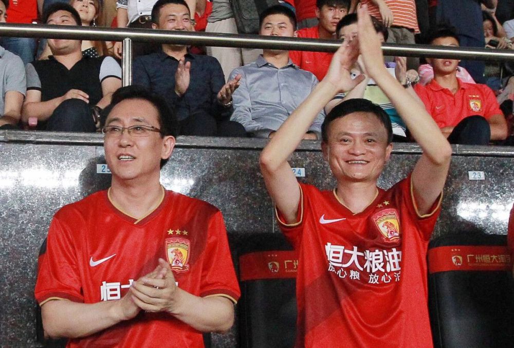 于是，他连忙向詹姆斯·怀特解释道：怀特先生，这件事情与种族歧视没有任何关系，最重要的原因就是因为这个案子的案情，实在是有些重大，我的下属迫切的希望调查出整件事情的来龙去脉，并且尽快抓住幕后主使……说着，他赔着笑道：你也知道，只要尽快抓到幕后主使，才能够尽快让你的当事人洗脱嫌疑，毕竟我们也相信……詹姆斯·怀特伸出一只手来打断了他的话，冷声道：调查出事件的真正黑手，是你的分内之事，而为我的当事人洗脱嫌疑，是我的本职工作，所以你也没必要自我标榜，而且，我现在说的是种族歧视的问题，你不要在这里岔开话题。